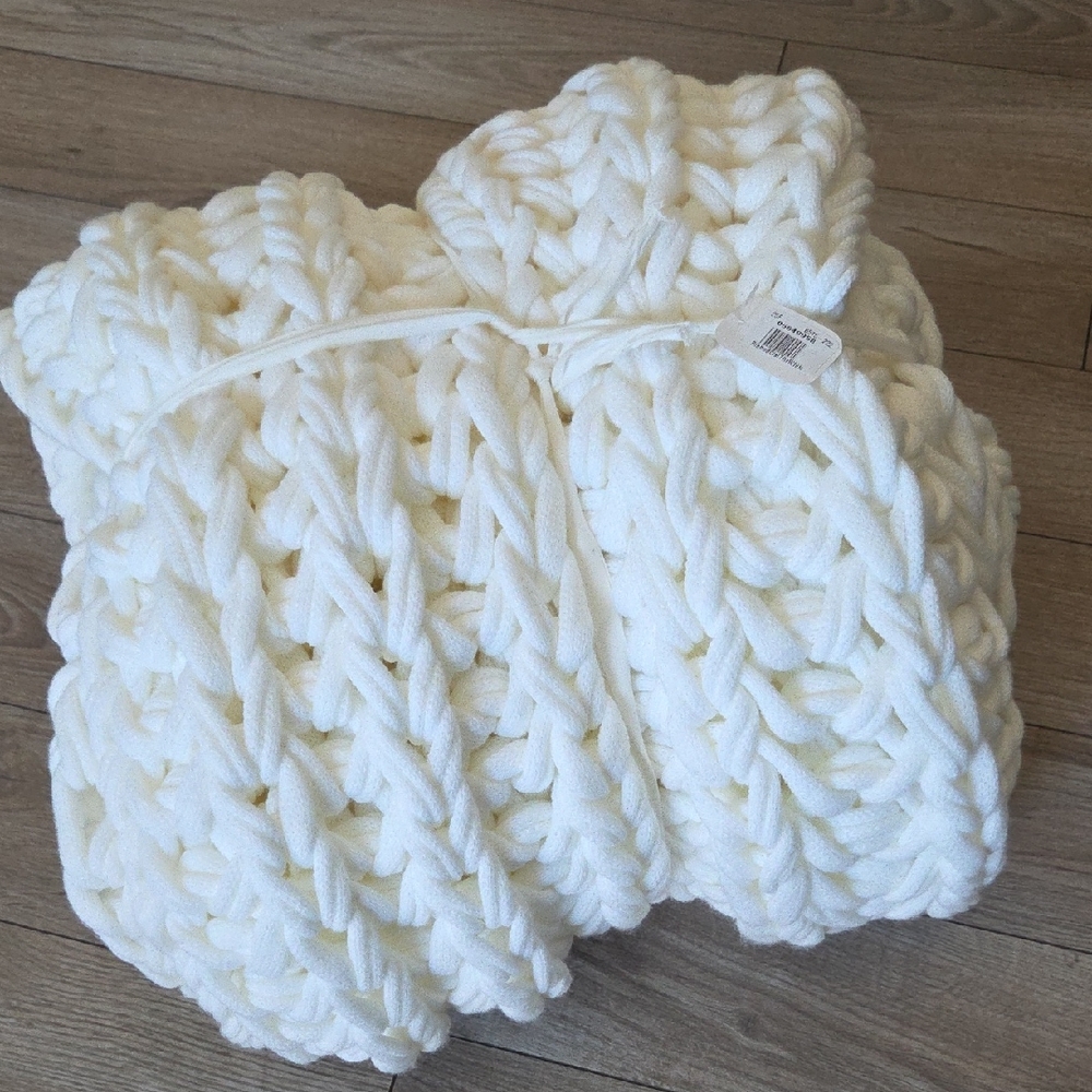 Pottery Barn Ribbed Chunky Knit Throw in White 44x56